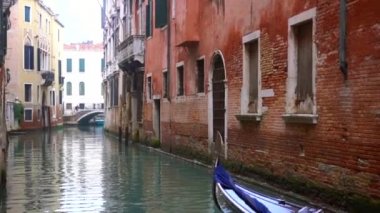Eski evleri ve tekneleri olan Venedik kanalı