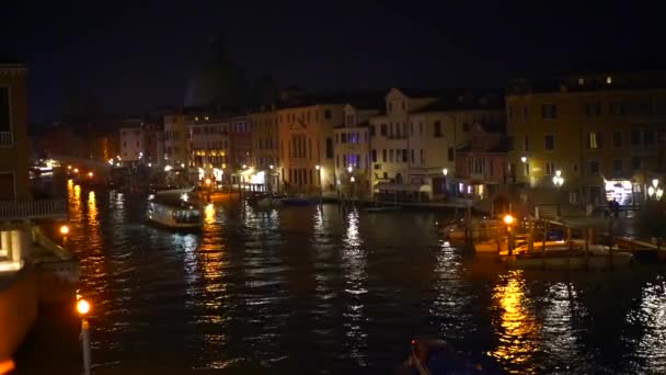 En vy över kanalen på natten. Venedig, Italien — Stockvideo