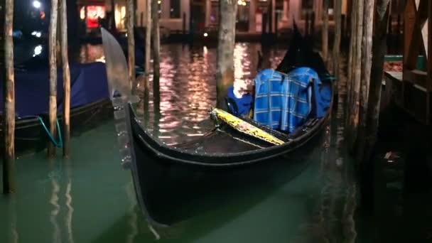 Row of gondolas and glowing streets. Italy, Europe — Stock Video