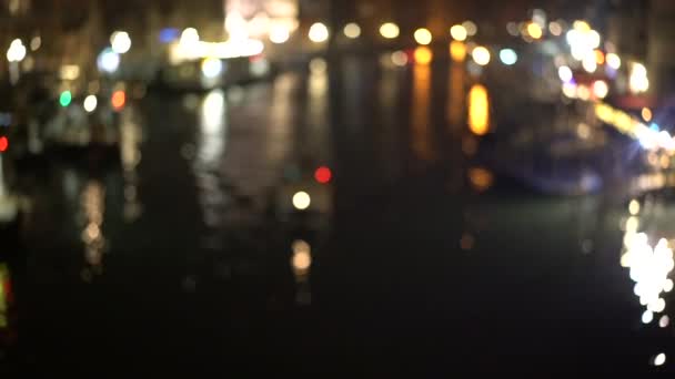 Pohled na kanál v noci. Benátky, Itálie — Stock video