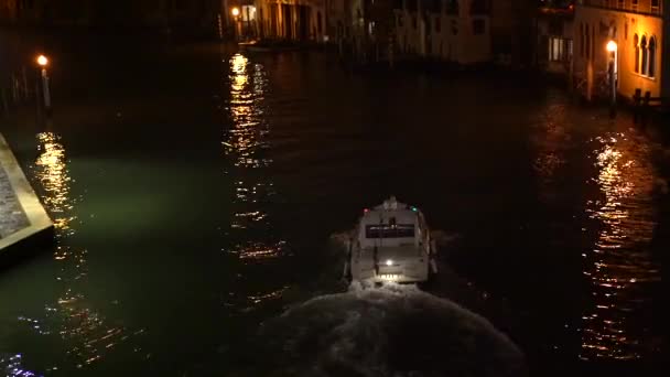 Blick auf den Kanal bei Nacht. Venedig, Italien — Stockvideo