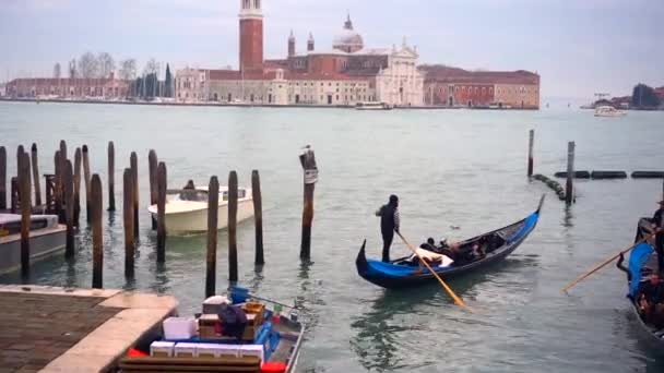 Gondola zacumowana przez plac Świętego Marka — Wideo stockowe