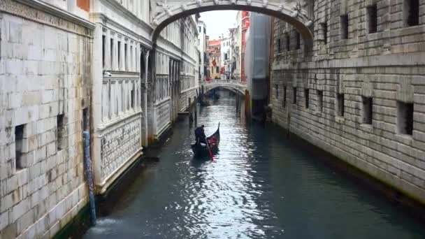 Venezianischer Kanal mit antiken Häusern und Booten — Stockvideo