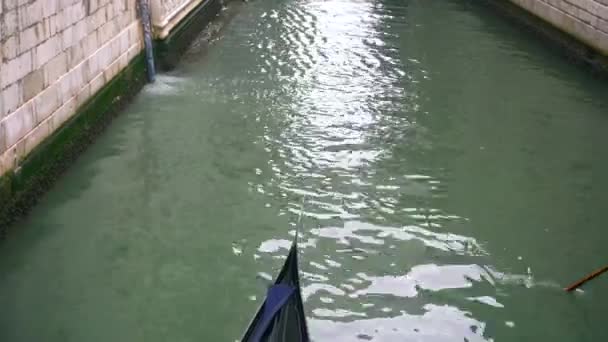 Canal veneziano com casas antigas e barcos — Vídeo de Stock