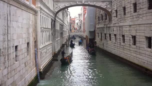 Canal veneciano con casas antiguas y barcos — Vídeo de stock