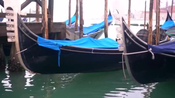 Linhas de gôndolas de madeira tradicionais — Vídeo de Stock