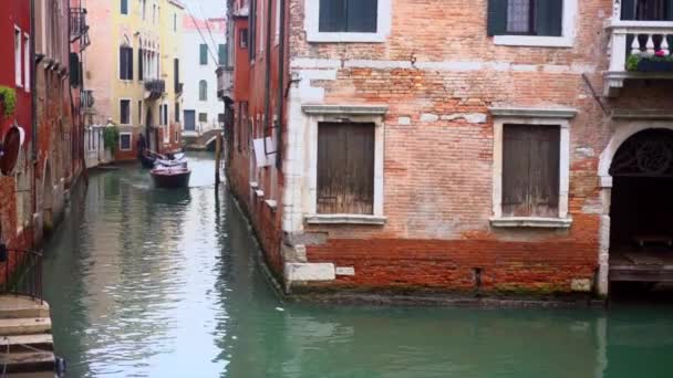 Benátský kanál se starobylými domy a čluny — Stock video
