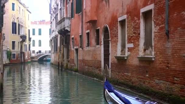 Canal veneciano con casas antiguas y barcos — Vídeos de Stock