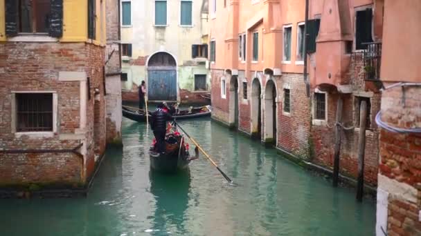 Wenecki kanał ze starożytnymi domami i łodziami — Wideo stockowe