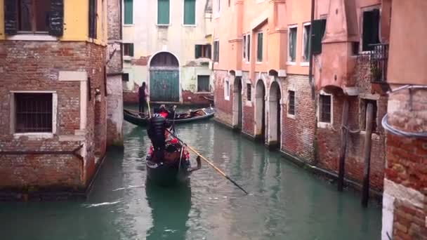 Canal veneziano com casas antigas e barcos — Vídeo de Stock