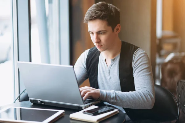 Jeune homme avec ordinateur PC au café — Photo