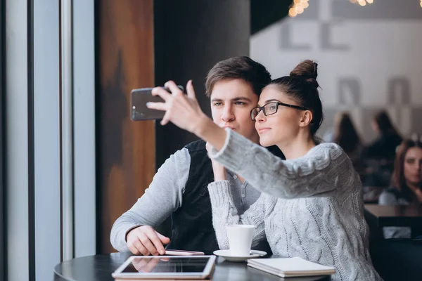 En kille och en tjej sitter tillsammans på ett café. — Stockfoto