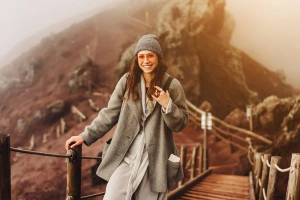 Girl climbs the path to the mountain — Stock Photo, Image