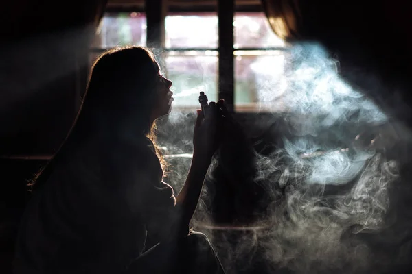 A menina fuma cigarro eletrônico — Fotografia de Stock