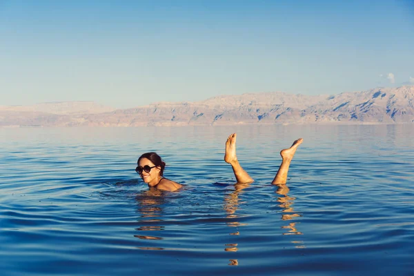 Menina está relaxando e nadando na água — Fotografia de Stock