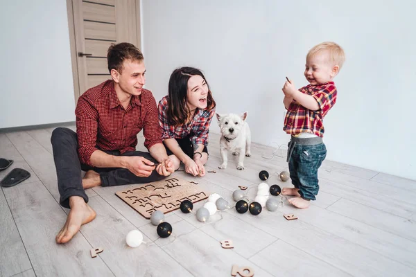Gelukkige familie samen spelen op de verdieping — Stockfoto