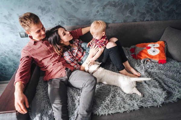 Счастливая семья с щенком — стоковое фото