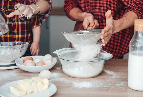 Papá tamiza la harina en la cocina — Foto de Stock