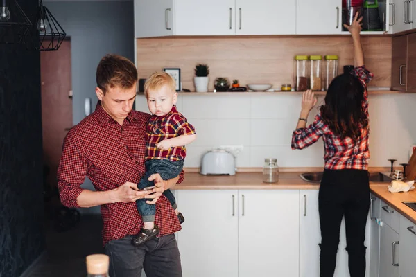 Papá, mamá e hijo pequeño en la cocina — Foto de Stock