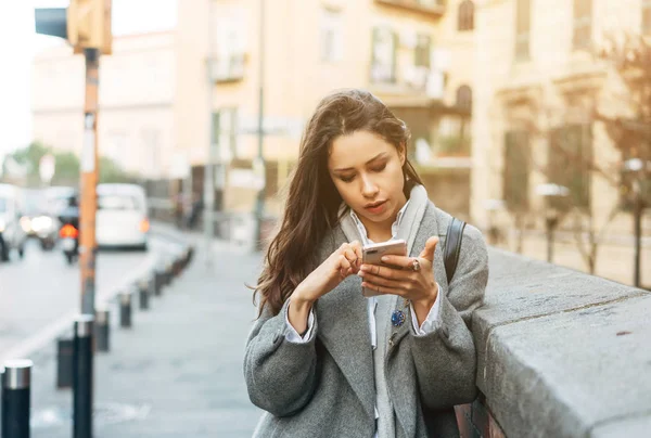 Frau benutzte ihr Handy auf der Straße. — Stockfoto