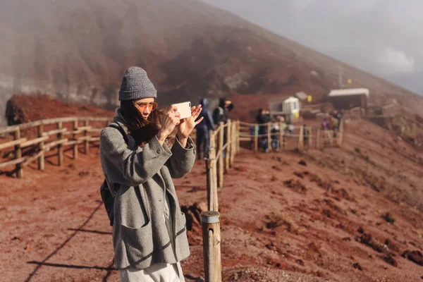 Fille grimpe le chemin de la montagne — Photo