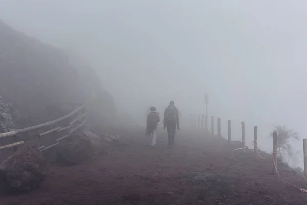 La gente sube a la montaña en el sendero — Foto de Stock