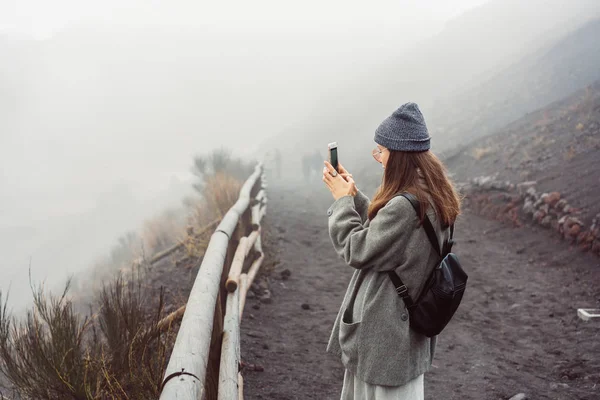 Chica sube el camino a la montaña — Foto de Stock