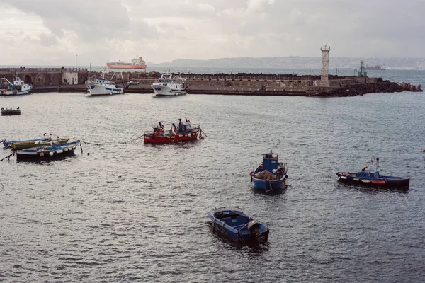 Amarre Con Barcos Ciudad Orilla Del Mar —  Fotos de Stock