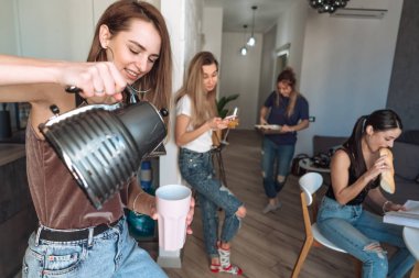 Arkadaşlar mutfakta.