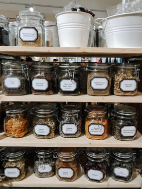 Kutular ile baharat rafları