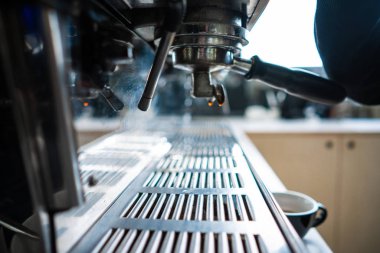 Çelik kahve makinesi espresso ayakta küçük fincan