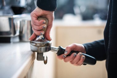 Dış müdahale kullanarak çekilmiş kahve Barista presler.