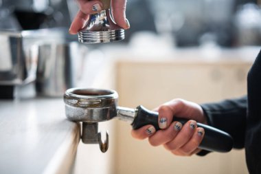 Dış müdahale kullanarak çekilmiş kahve Barista presler.