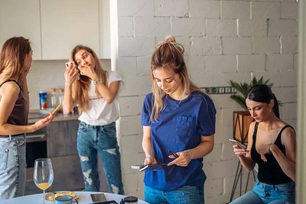 Güzel, genç kız makyaj yapıyor.