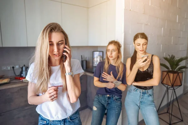 Mutsuz genç kadın portre