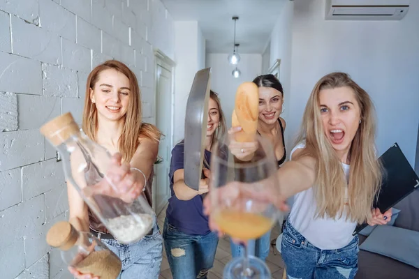 Grupo de mujeres en la cocina — Foto de Stock