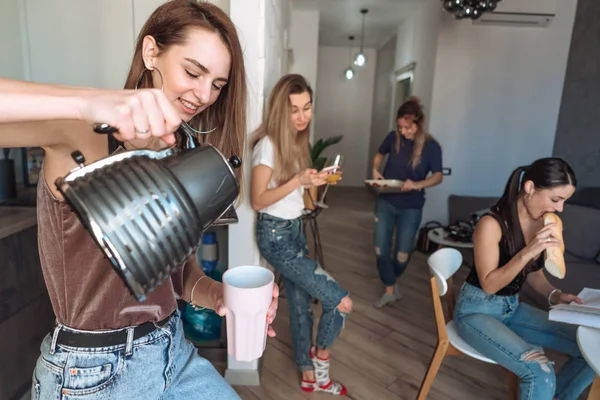 Arkadaşlar mutfakta.