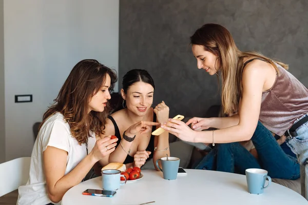 Três mulheres amigas café da manhã na cozinha — Fotografia de Stock