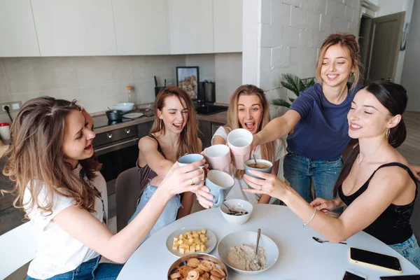 Группа женщин на кухне — стоковое фото