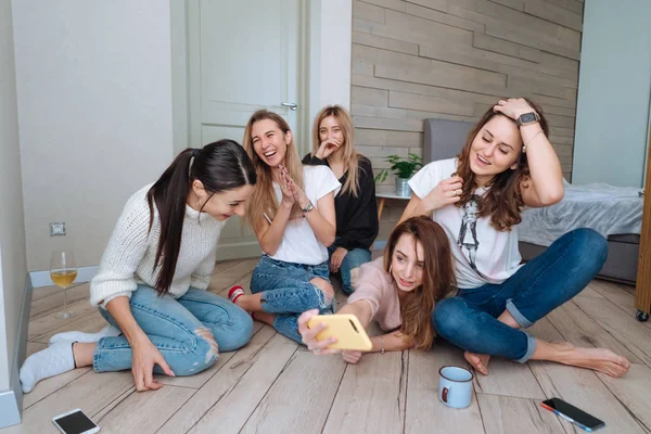 Meninas no chão fazer selfie — Fotografia de Stock