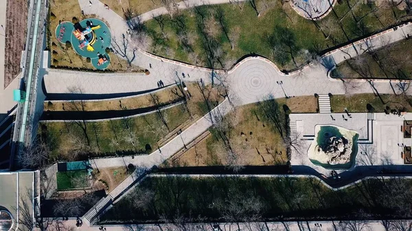 Şehir parkının havadan görünümü.