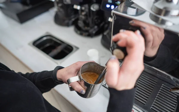 Barista kadın olun bir kahve — Stok fotoğraf