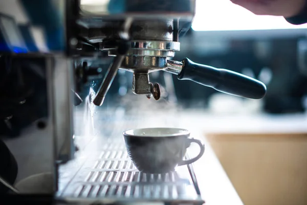 Machine à café dans un bar close up . — Photo