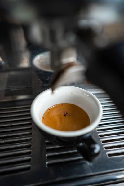 Pequeña taza de espresso de pie en la máquina de café de acero —  Fotos de Stock