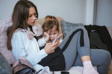Anne ve kızı smartphone vasıl arıyoruz