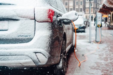 Kışın şarj elektrikli araç soketi
