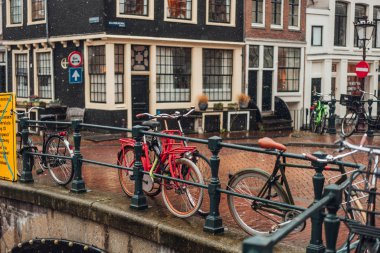 Bisiklet günü yağmur sırasında ışık.