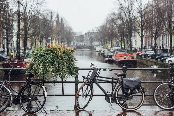 Fiets op dag licht tijdens de regen. — Stockfoto