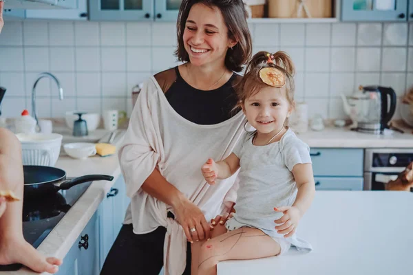 Mutter und kleine Tochter haben Spaß zusammen — Stockfoto