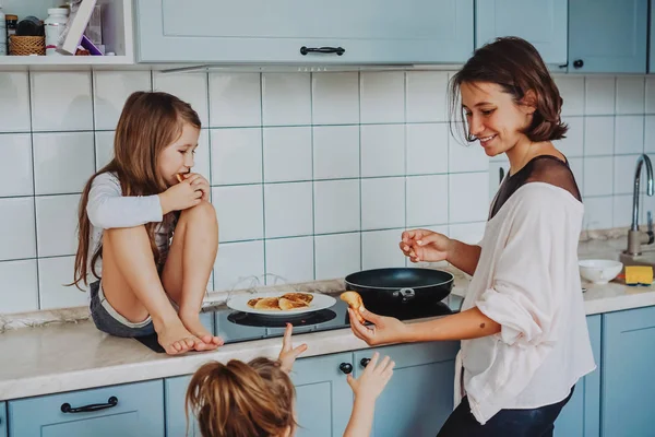 Glückliche Familie kocht gemeinsam in der Küche — Stockfoto